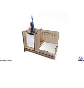 ארגונית מעץ עם מראה ונייר ממו